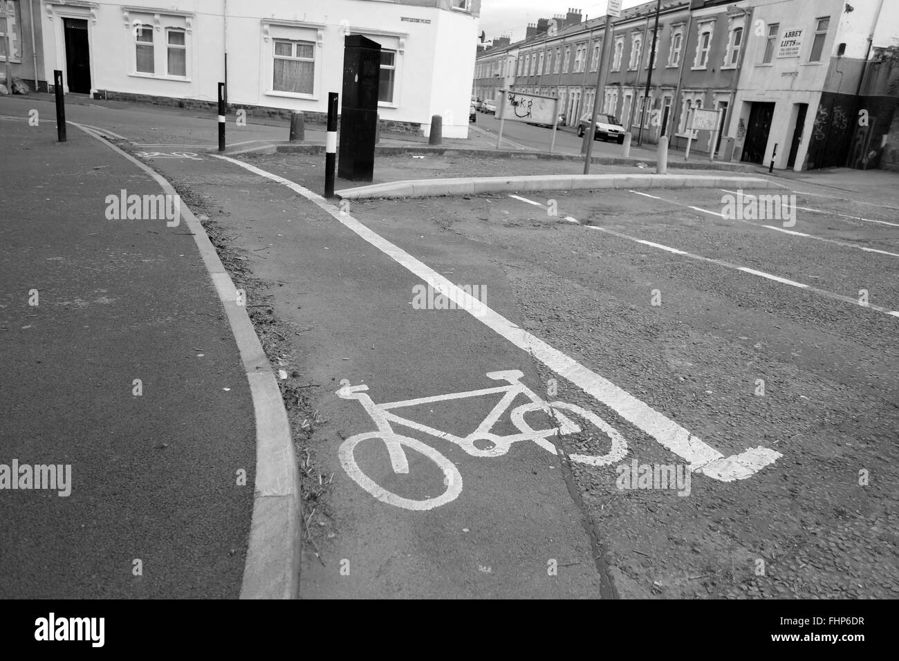 Febbraio 2016 - pista ciclabile mantenuta attraverso una chiusura stradale che è stata effettuata per evitare che il percorso sia stato utilizzato come breve taglio. Foto Stock