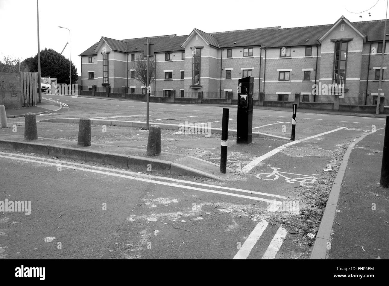 Febbraio 2016 - pista ciclabile mantenuta attraverso una chiusura stradale che è stata effettuata per evitare che il percorso sia stato utilizzato come breve taglio. Foto Stock