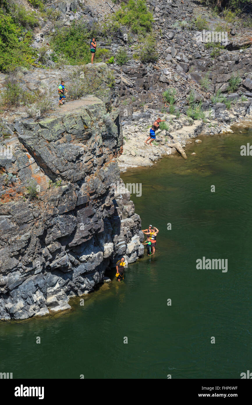 Persona che salta da una scogliera nel fiume Clark Fork in alberton gorge vicino Alberton, montana Foto Stock