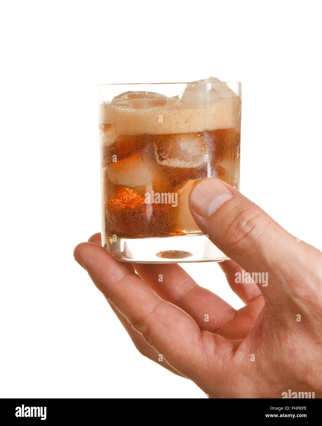 Bere con ghiaccio in mano Foto Stock