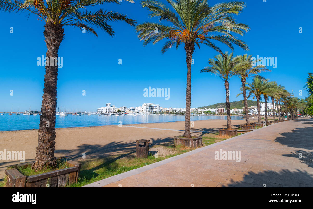 A metà mattina il sole sul lungomare. Calda giornata di sole lungo la spiaggia di Ibiza, Sant Antoni de Portmany isole Baleari, Spagna Foto Stock