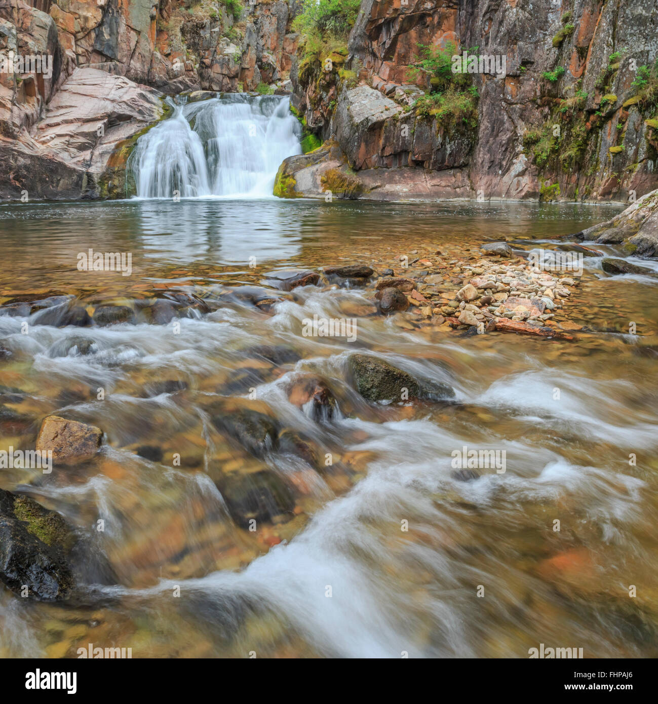 Cascata sul torrente tenderfoot nel piccolo belt le montagne vicino al bianco delle molle di zolfo, montana Foto Stock