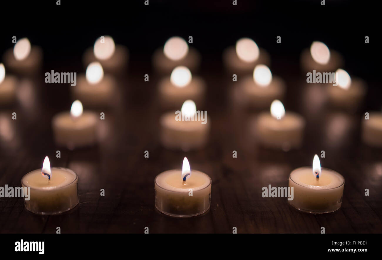 Accende le luci del tè sul tavolo di legno Foto Stock