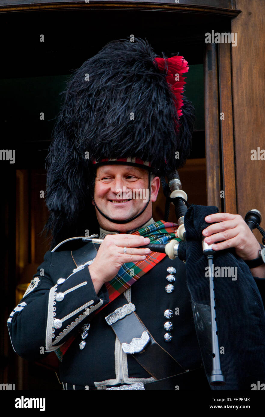 Edimburgo, Scozia, - Marzo 6: Non identificato Bagpiper scozzese di riproduzione di musica con cornamuse a Edimburgo il 6 marzo 2010. Edinbur Foto Stock
