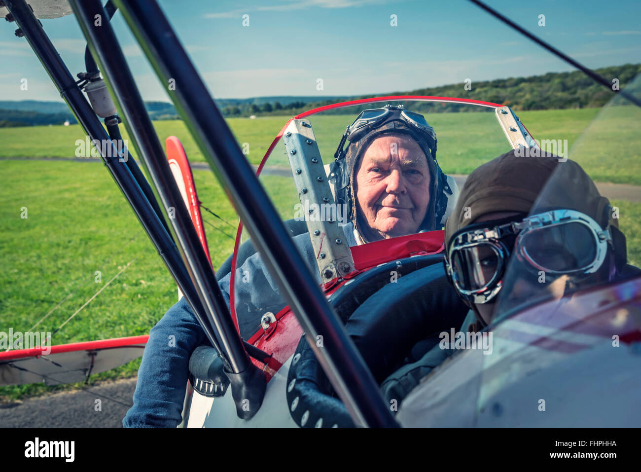 Germania, Dierdorf, nonno e nipote seduta sul vecchio biplano Foto Stock