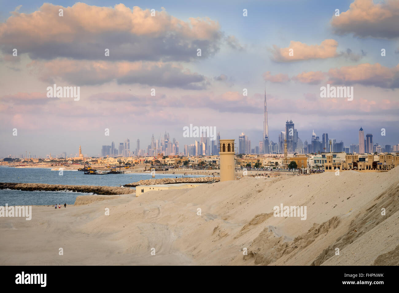 Vista del Burj Khalifa, l'edificio più alto del mondo. Vista dal Jumeirah Beach in polvere. Foto Stock