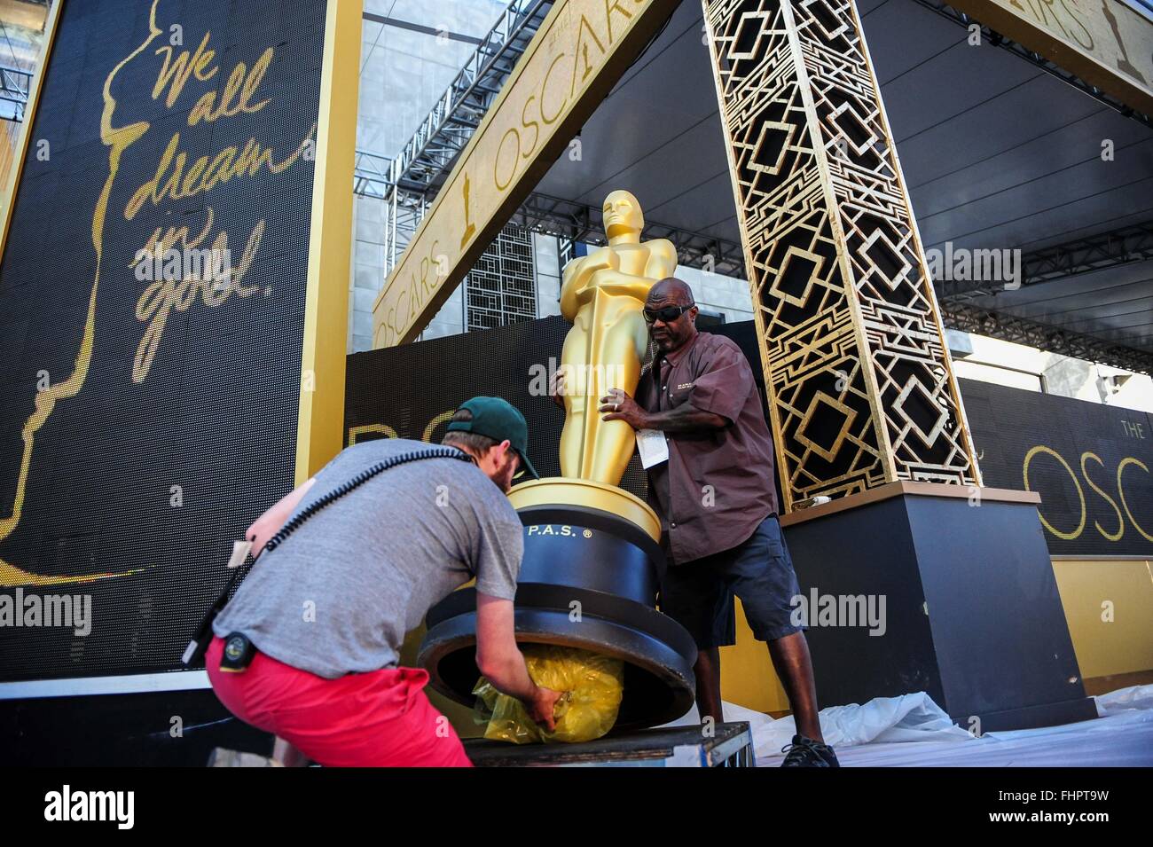 Los Angeles, Stati Uniti d'America. Il 25 febbraio, 2016. Lavoratori impostare una statua di Oscar dall ingresso del Dolby Theatre di Los Angeles, Stati Uniti nel febbraio 25, 2016. La 88th Academy Awards si terrà il 28 febbraio. © Zhang Chaoqun/Xinhua/Alamy Live News Foto Stock