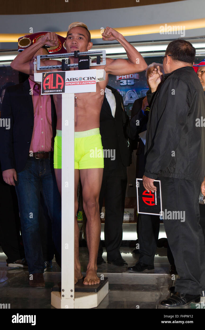 Cebu City, Filippine. Il 26 febbraio, 2016. Per Weigh-In Pinoy orgoglio 35 'Stelle del Futuro' fatturazione superiore essendo imbattuto pugile filippino principe Albert Pagara (25-0) VS Yesner Talavera (Messico) (W15 L3 D1), per la WBO Intercontinental Jr. piuma campionato - detenute da Pagara. (Pagara su scale) Credito: galleria immagini2/Alamy Live News Foto Stock