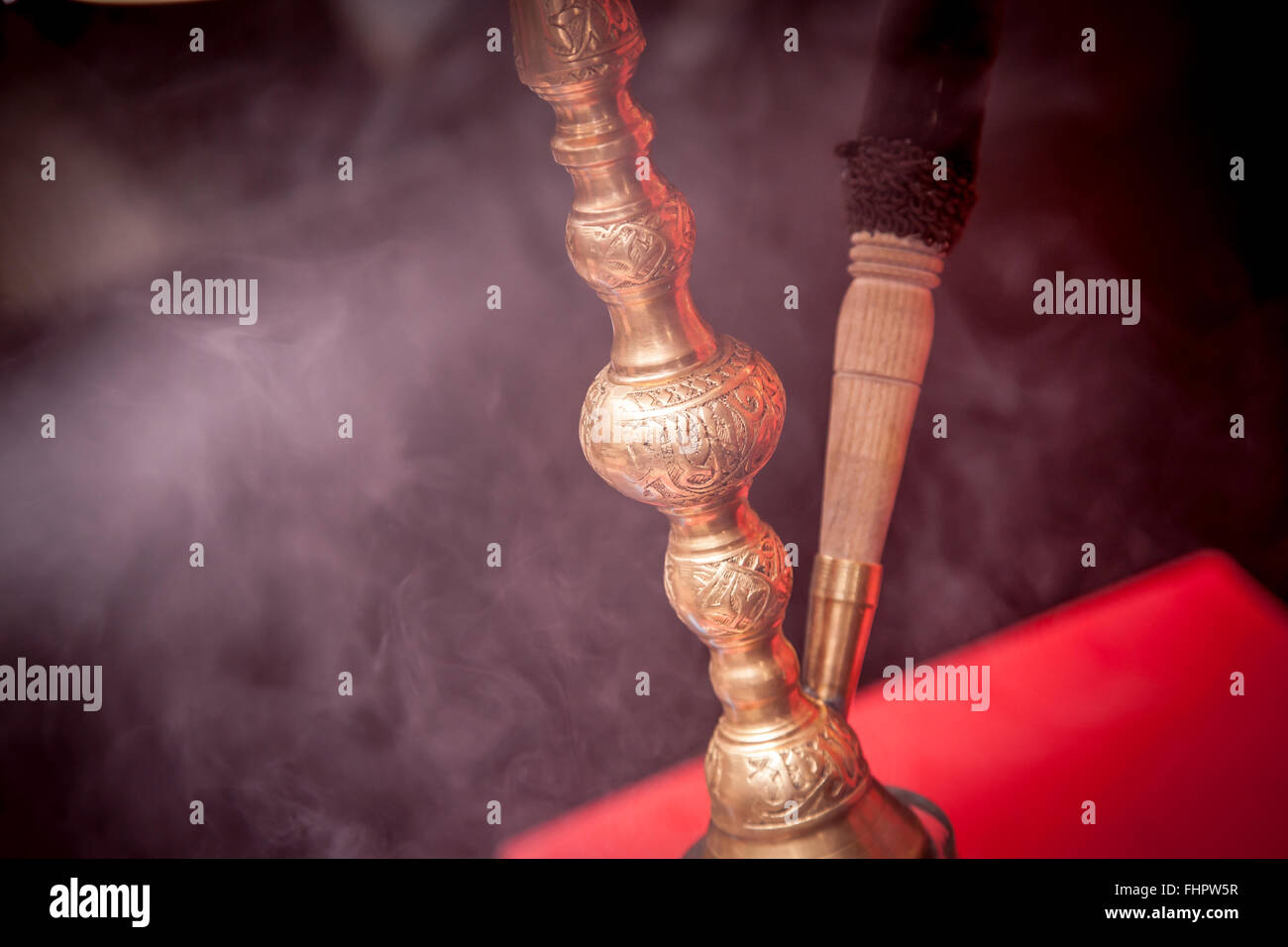 Hookah carboni ardenti per fumare e per il tempo libero in illuminazione naturale Foto Stock