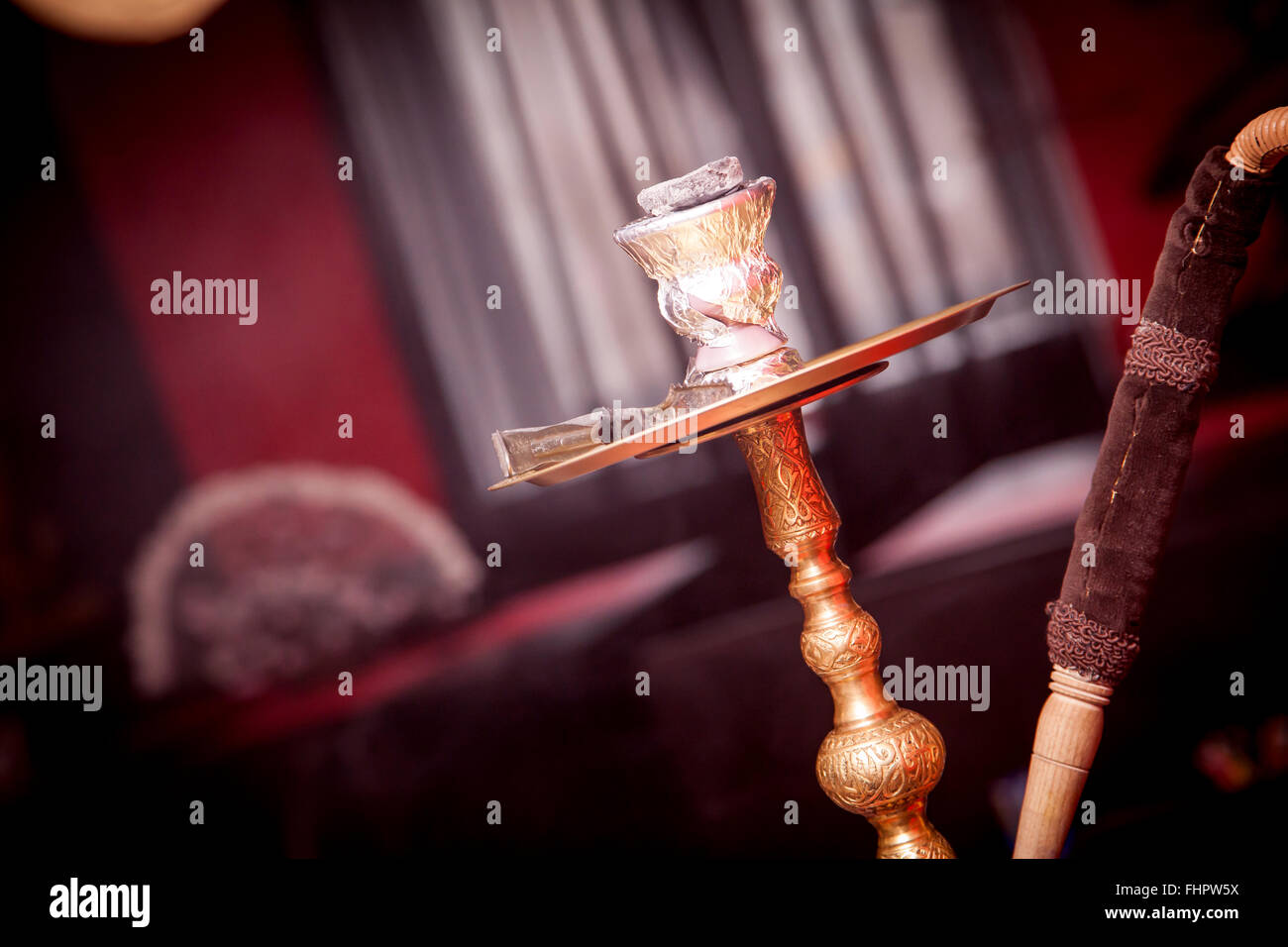 Hookah carboni ardenti per fumare e per il tempo libero in illuminazione naturale Foto Stock