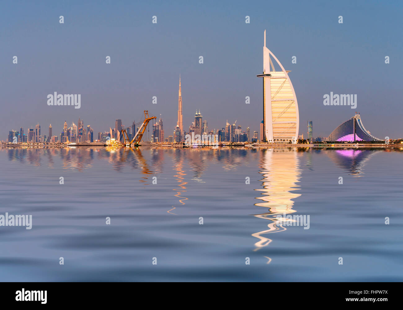 Skyline di Dubai waterfront con il Burj al Arab Hotel in Emirati Arabi Uniti Foto Stock