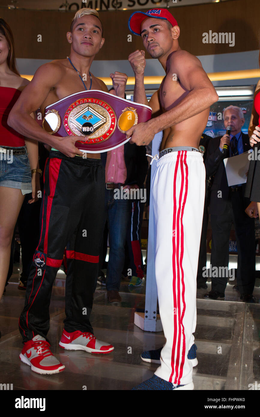 Cebu City, Filippine. Il 26 febbraio, 2016. Per Weigh-In Pinoy orgoglio 35 'Stelle del Futuro' fatturazione superiore essendo imbattuto pugile filippino principe Albert Pagara (25-0) VS Yesner Talavera (Messico) (W15 L3 D1), per la WBO Intercontinental Jr. piuma campionato - detenute da Pagara. (Pagara sulla sinistra la visualizzazione delle foto) Credito: galleria immagini2/Alamy Live News Foto Stock