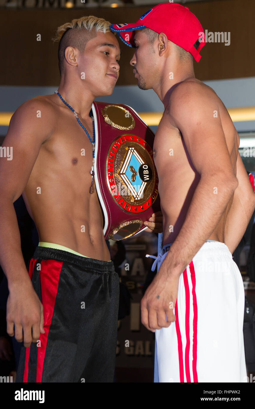 Cebu City, Filippine. Il 26 febbraio, 2016. Per Weigh-In Pinoy orgoglio 35 'Stelle del Futuro' fatturazione superiore essendo imbattuto pugile filippino principe Albert Pagara (25-0) VS Yesner Talavera (Messico) (W15 L3 D1), per la WBO Intercontinental Jr. piuma campionato - detenute da Pagara. (Pagara sulla sinistra della cinghia di trattenimento) Credito: galleria immagini2/Alamy Live News Foto Stock