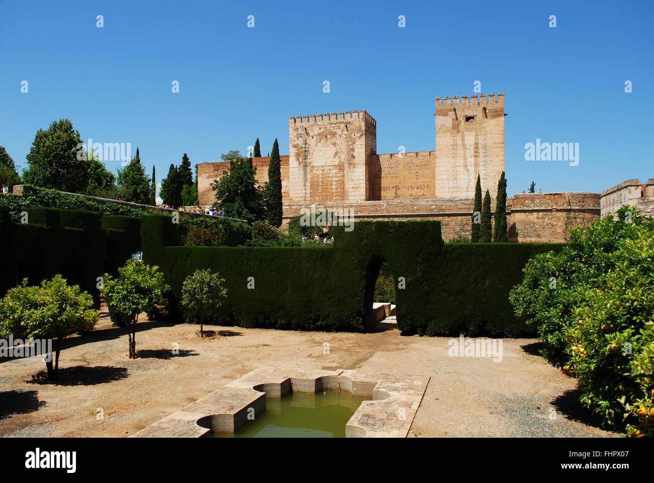 Corte di cisterna dotata di torri del castello, Alhambra Palace, Granada, Spagna, Europa occidentale. Foto Stock