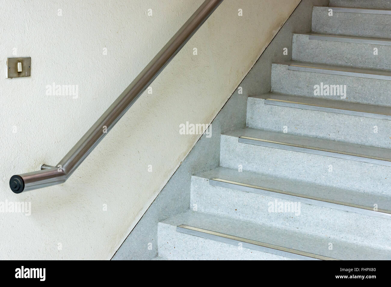 Vecchia scalinata di marmo dell'edificio. Foto Stock