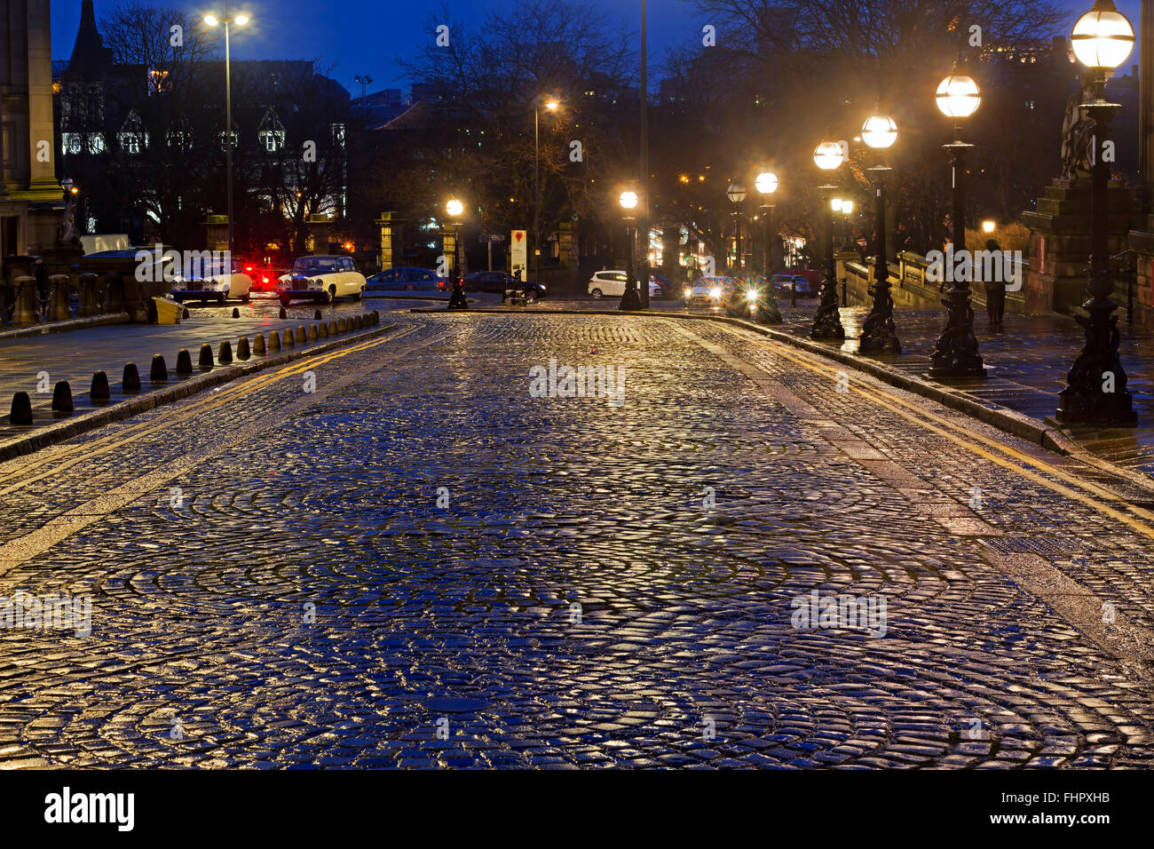 Victorian luci di strada in William Brown St Liverpool su una notte ad umido Foto Stock