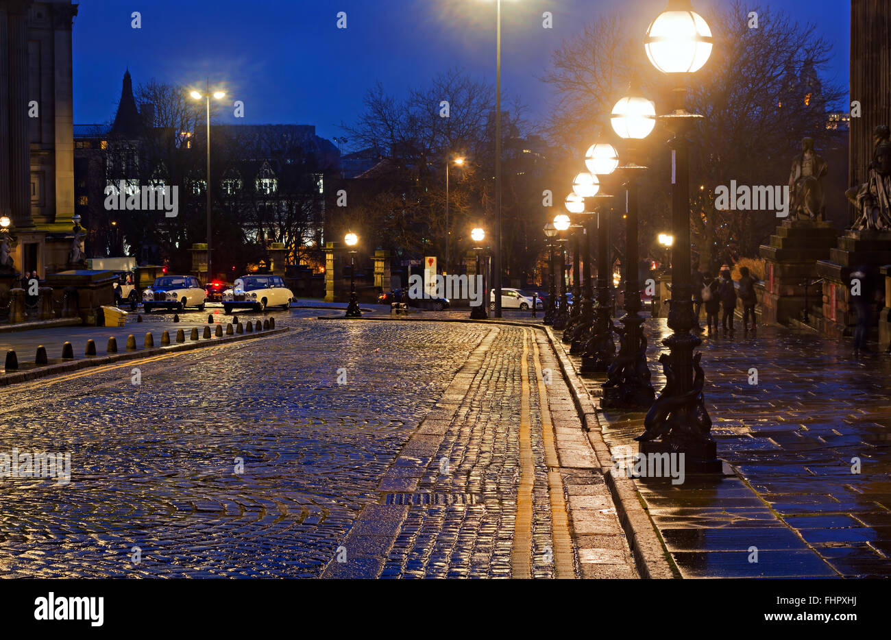 Victorian luci di strada in William Brown St Liverpool su una notte ad umido Foto Stock