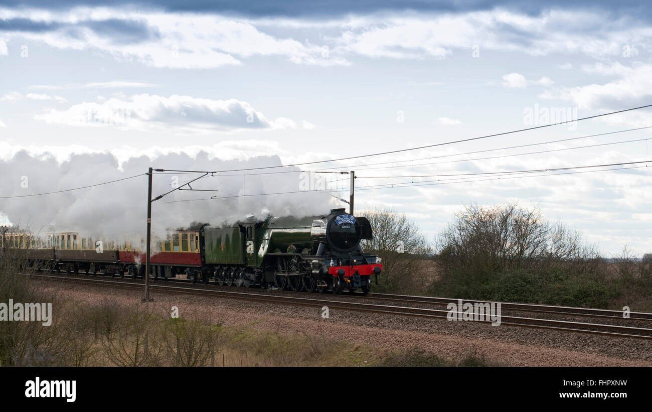 Il Flying Scotsman treno a vapore sulla sua esecuzione inaugurale tra Londra King's Cross e York il 25 febbraio 2016 Foto Stock