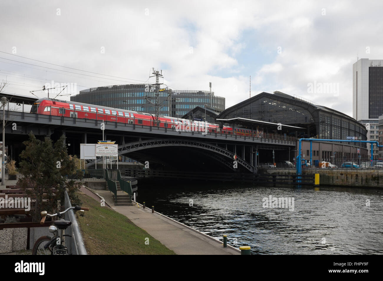 Berlino, 24 febbraio: un treno regionale raggiunge la Friedrichstrasse stazione ferroviaria a Berlino il 24 febbraio 2016 Foto Stock