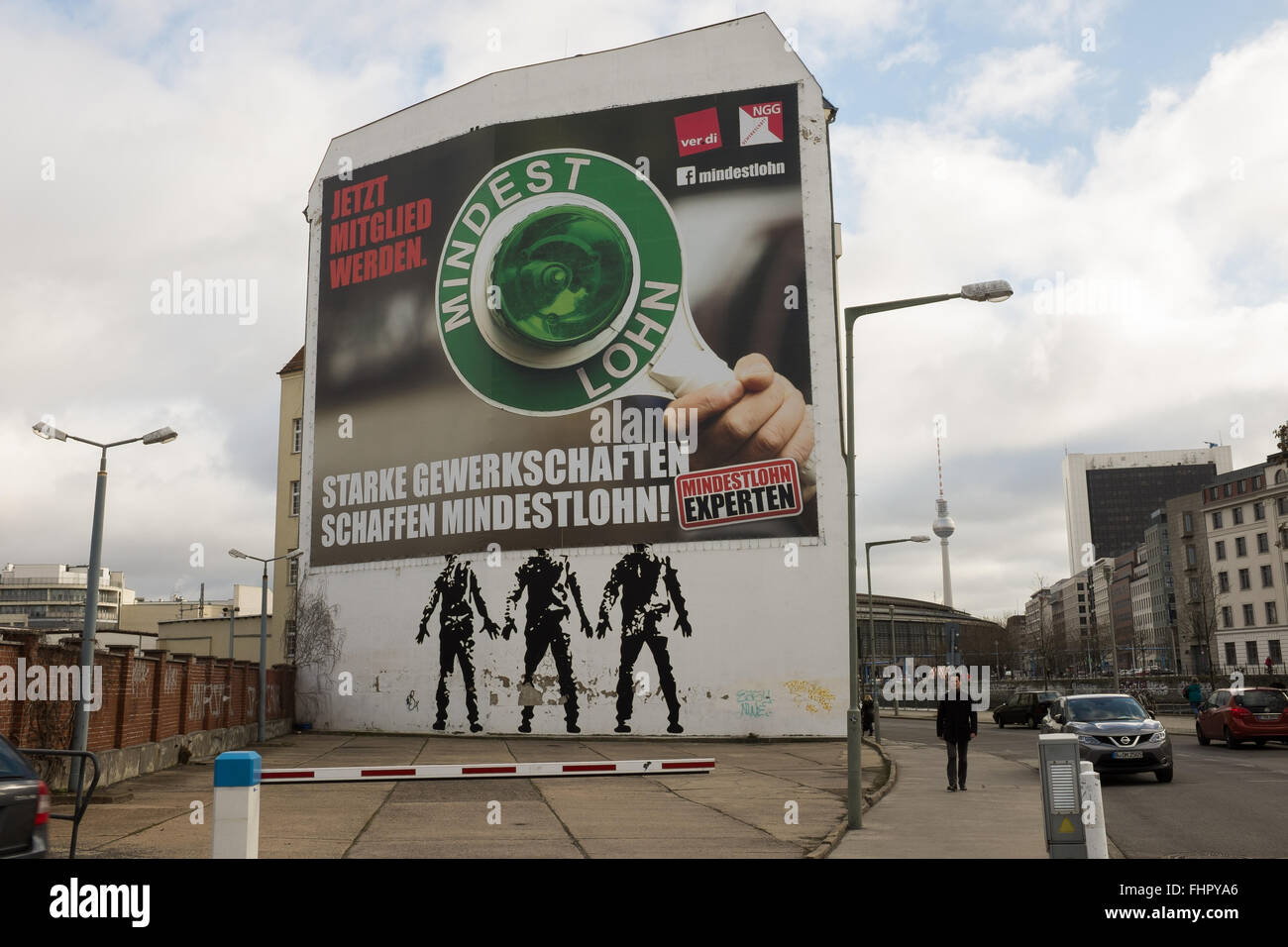 Berlino, 24 febbraio: pannello pubblicitario circa il salario minimo nel Schiffbauerdamm a Berlino il 24 febbraio 2016 Foto Stock