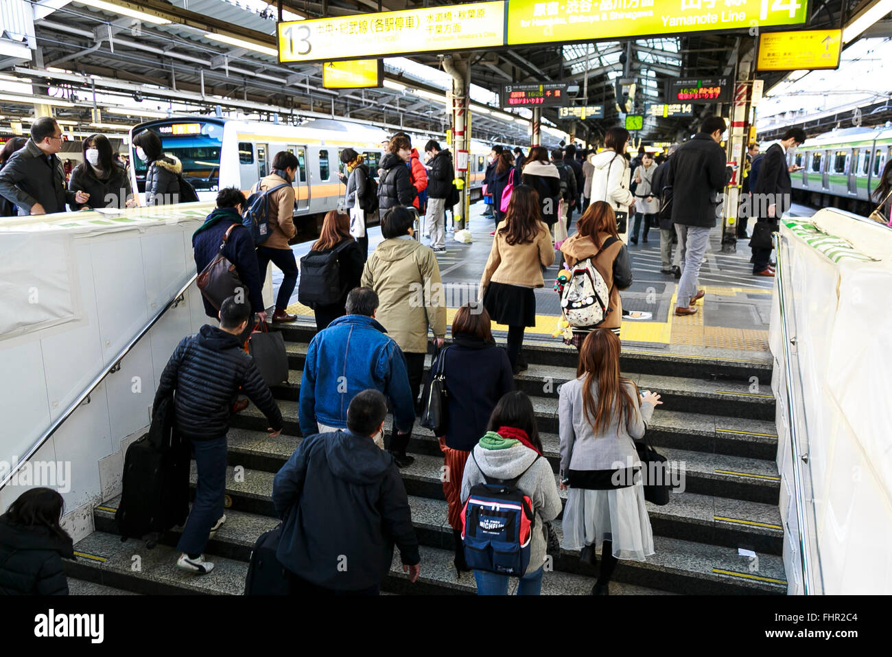 Una folla di pendolari alla stazione di Shinjuku a febbraio 26th, 2016 a Tokyo, Giappone. Secondo le figure da l'ultimo censimento nazionale Giappone della popolazione era 127,110,047 come del 1 ottobre 2015. In tal modo era una goccia di 947,305 poiché il precedente censimento in 2010 ed era la prima volta che il numero è diminuito a partire dal primo sondaggio è stato condotto nel 1920. Il Giappone ha un invecchiamento della popolazione con una notoriamente a basso tasso di natalità ed è il solo paese tra i più grandi 20 nel mondo la cui popolazione è in calo. (Foto di Rodrigo Reyes Marin/AFLO) Foto Stock