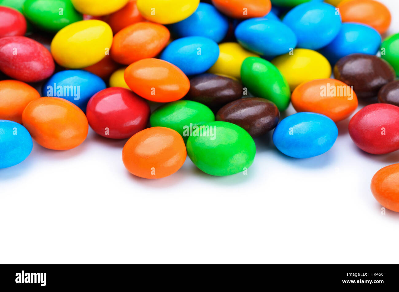 Colorato rivestito di cioccolato candy isolato su uno sfondo bianco Foto Stock