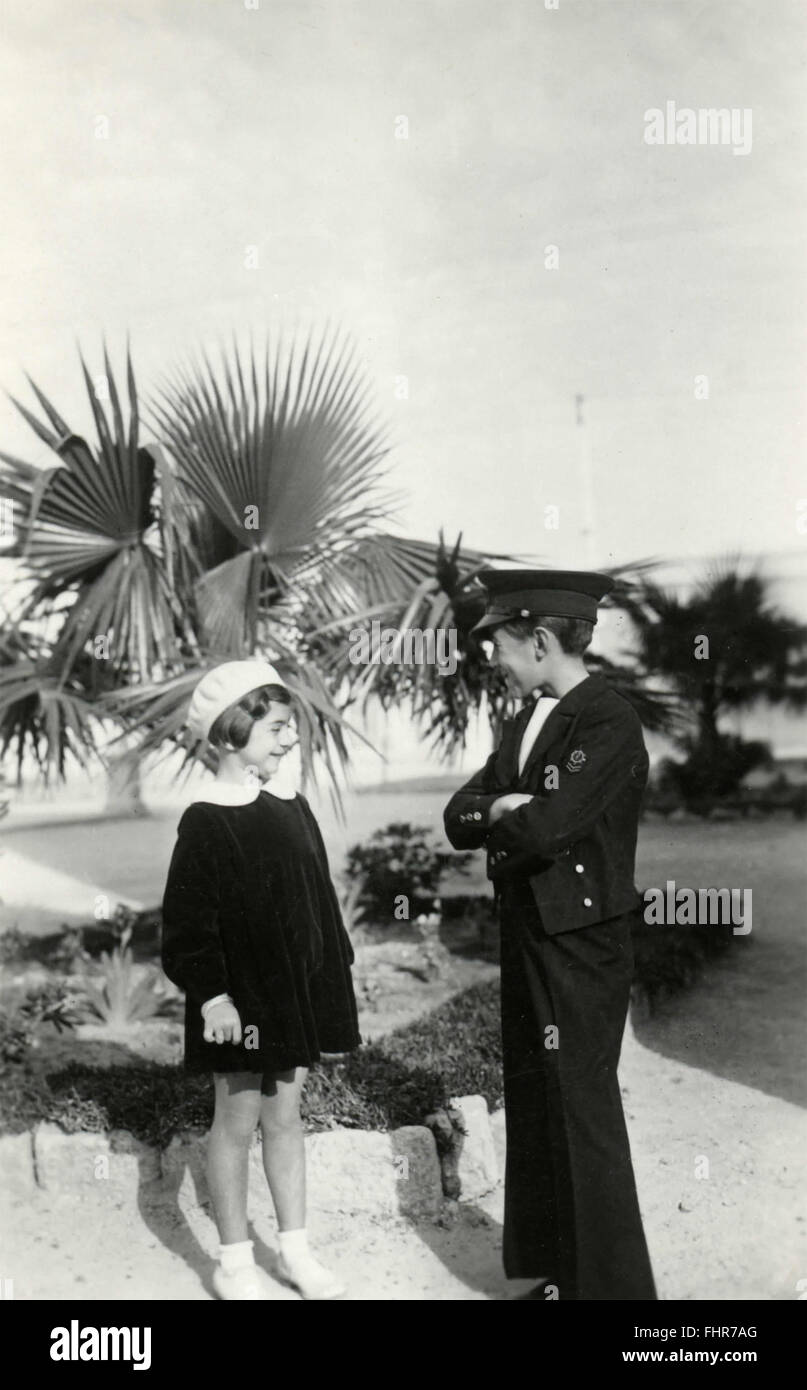 Due bambini elegante, uno marinaio, Italia Foto Stock