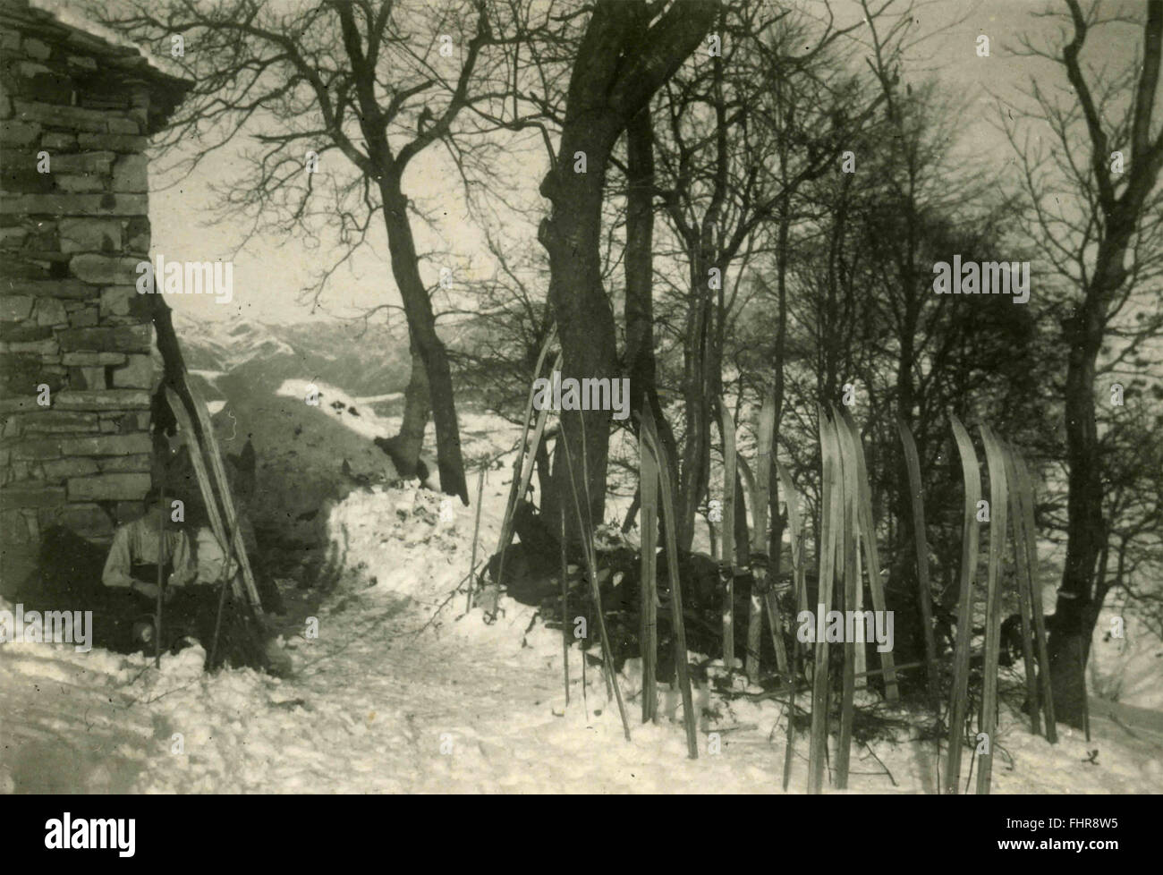 Sci piantato nella neve al di fuori di un ricovero Foto Stock