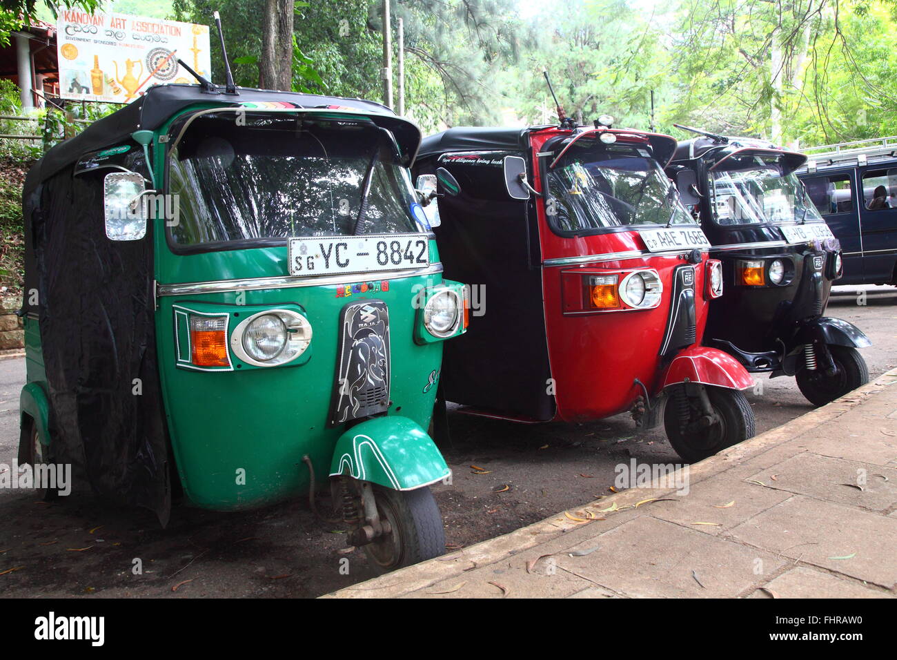 Auto-rickshaws, noto anche come tuk-tuks, sono parcheggiate al di fuori del tempio del Sacro Dente reliquia (Sri Dalada Maligawa) di Kandy. Foto Stock