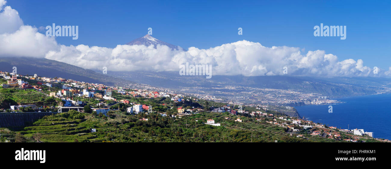 Vista della valle di Orotava, affacciato sul Teide e di Puerto de la Cruz, Tenerife, Isole Canarie, Spagna Foto Stock