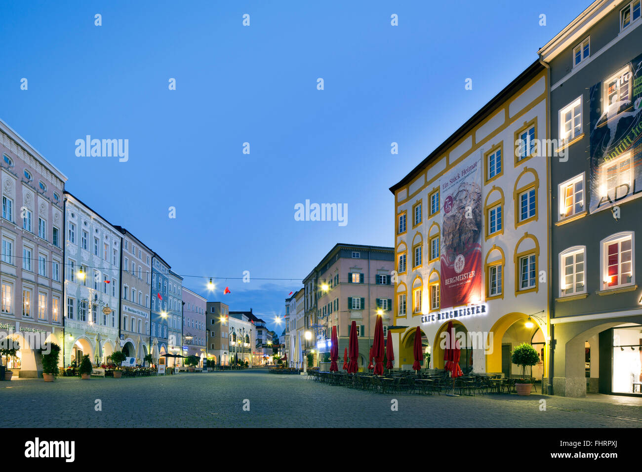 Storico degli edifici residenziali e commerciali a Max-Josefs-Platz , zona pedonale, crepuscolo, downtown, Rosenheim, Alta Baviera Foto Stock