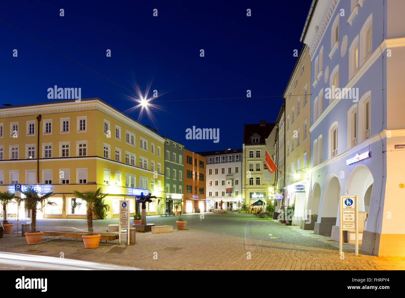 Storico degli edifici residenziali e commerciali a Ludwigsplatz in serata, downtown, Rosenheim, Alta Baviera, Baviera Foto Stock