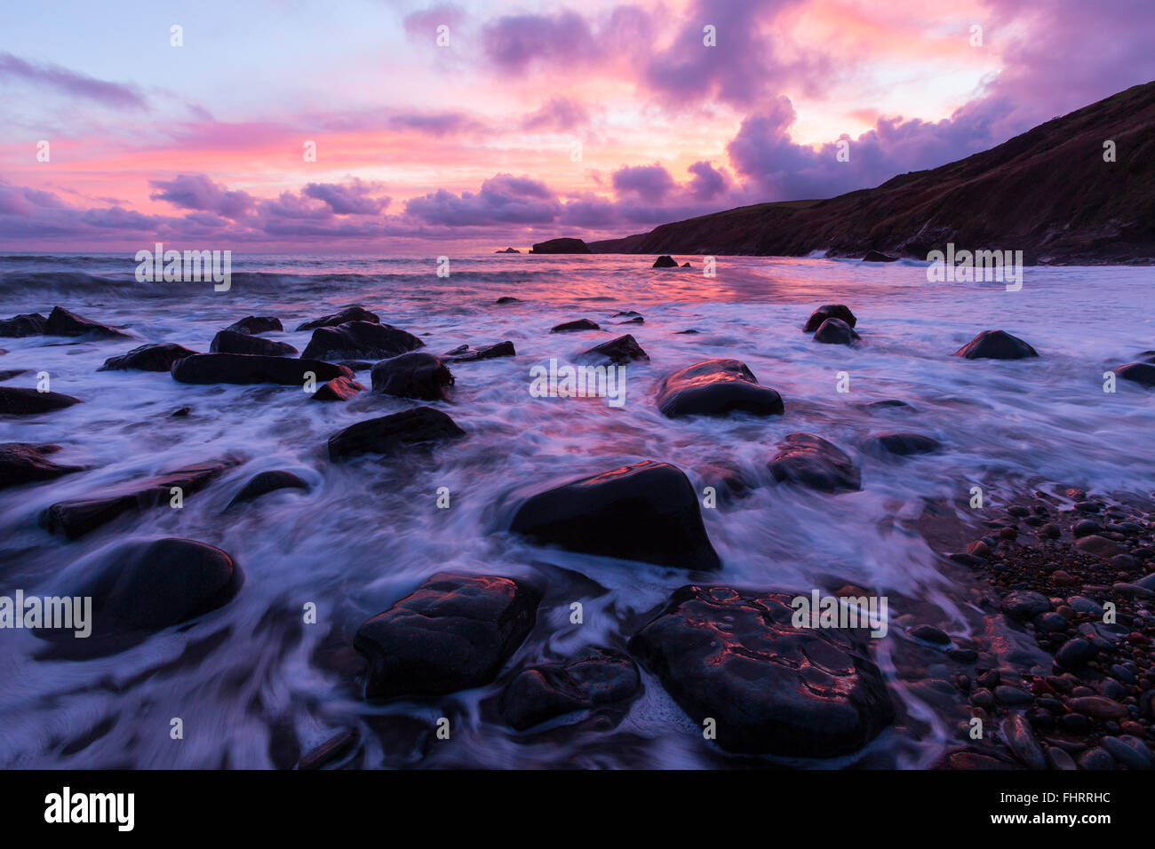 Tramonto a Porth Ysgo Bay, Llyn Peninsula, Gwynedd, Galles Foto Stock