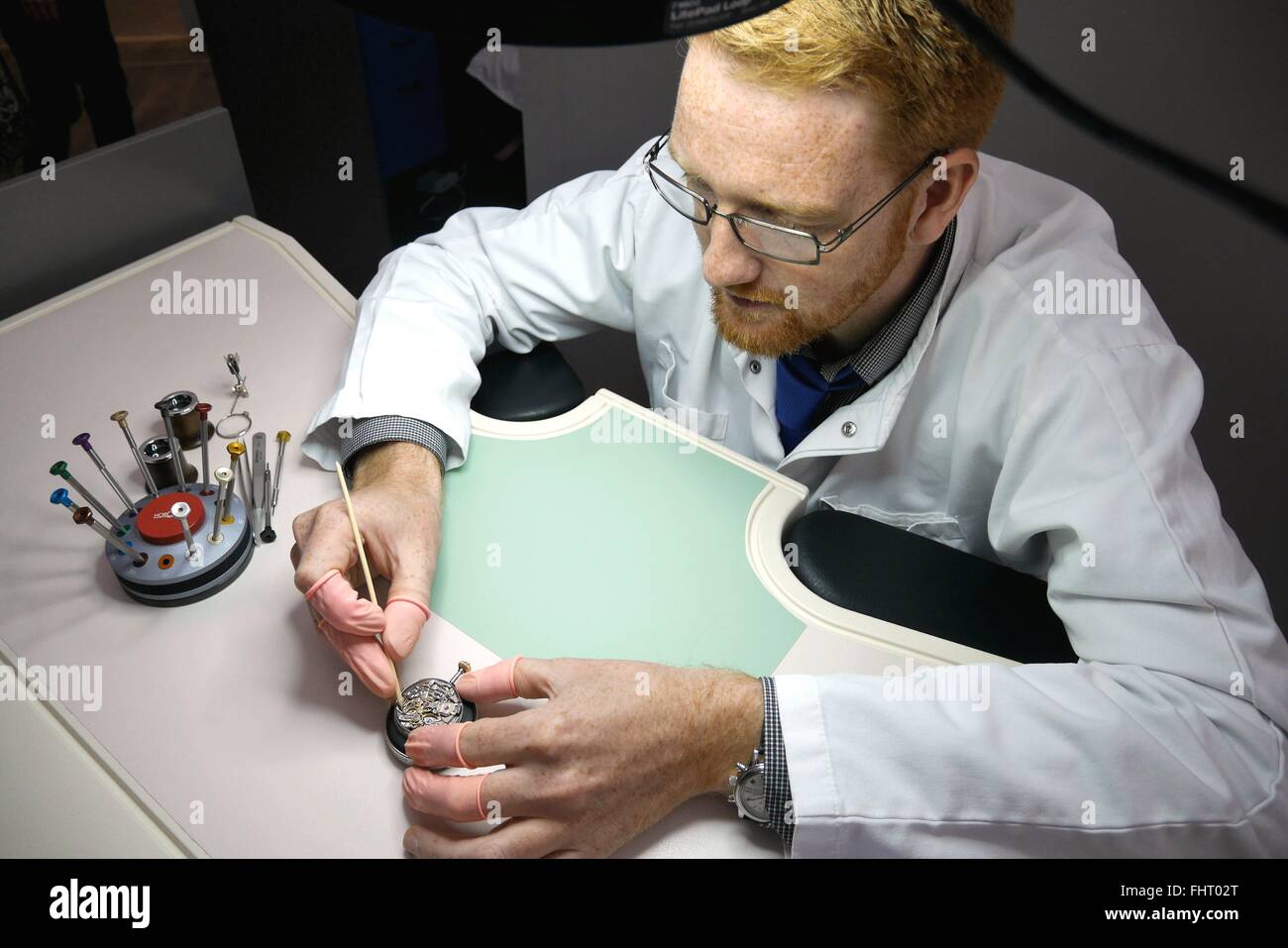 Un Patek Philippe orologiaio costruisce un orologio di precisione Foto Stock