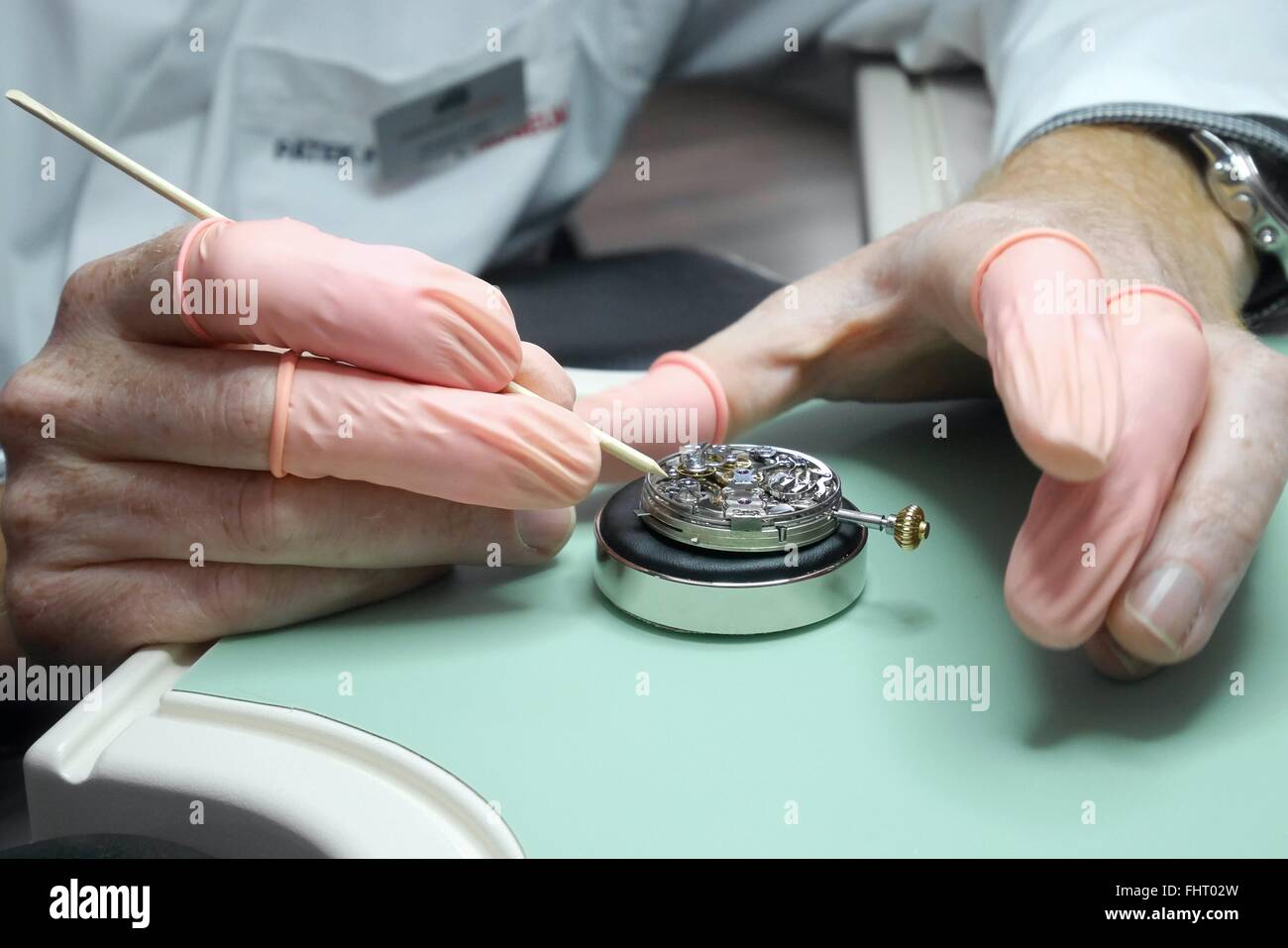 Un Patek Philippe orologiaio costruisce un orologio di precisione Foto Stock