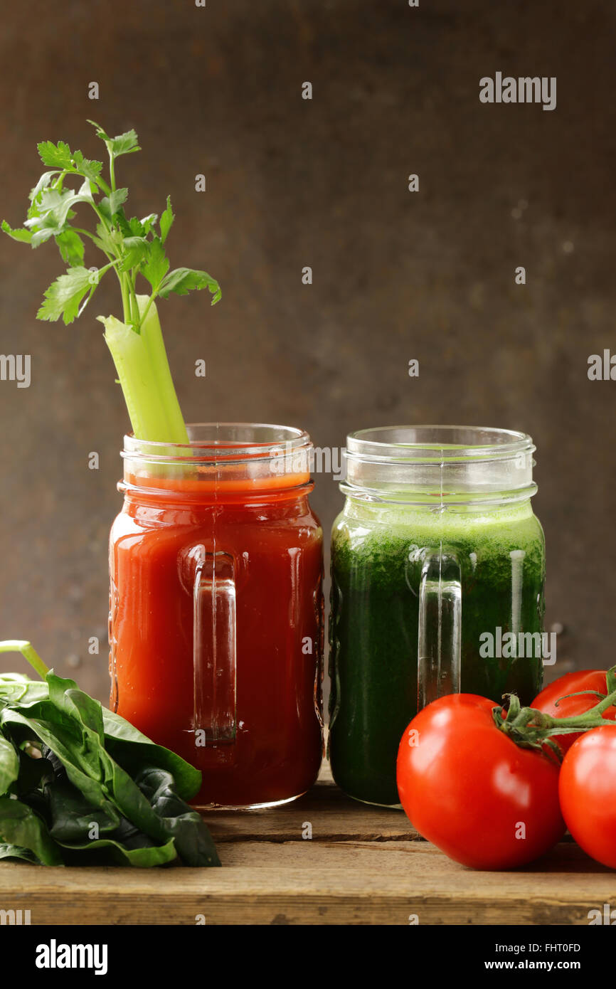 Fresco di succo di pomodoro e succo di spinaci, sedano (frullati), detox e cibo sano Foto Stock