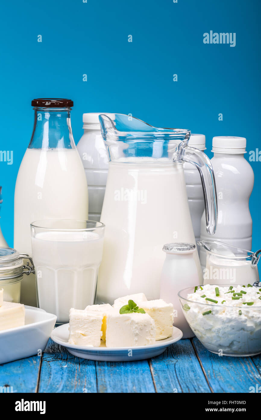 Gustosi piatti sani prodotti lattiero-caseari su una tabella su sfondo blu Foto Stock