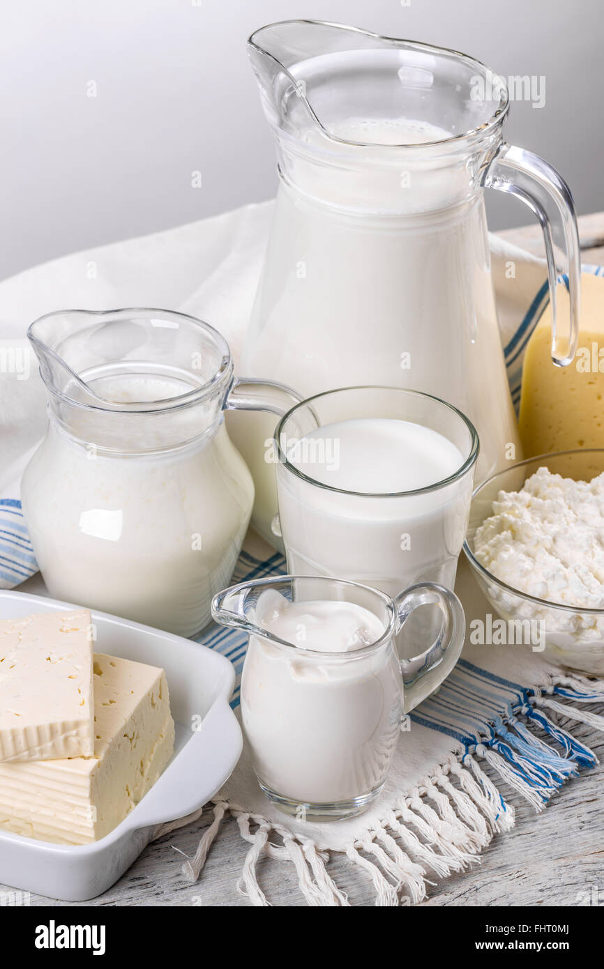 Vari prodotti lattiero-caseari sul tavolo rustico Foto Stock