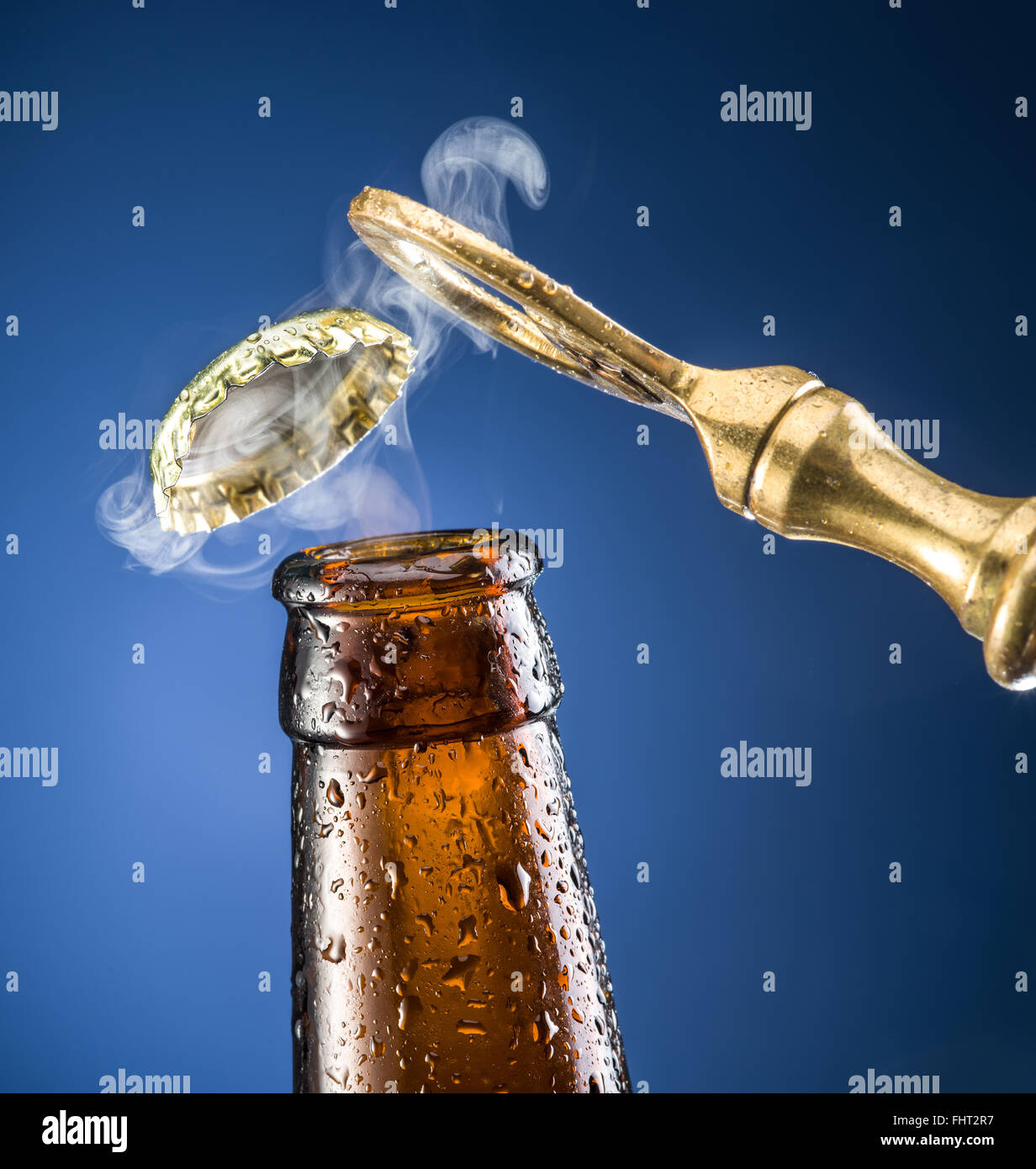 Apertura del tappo di birra con il gas in uscita. Foto Stock