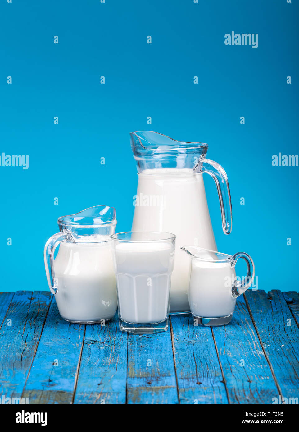 Delizioso il latte fresco in diverse dimensioni di brocche Foto Stock