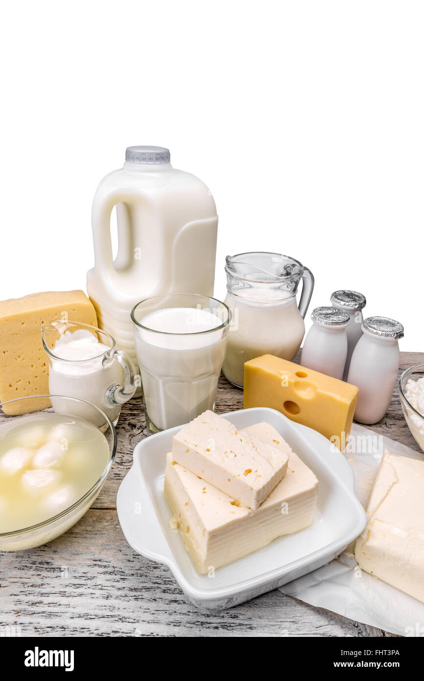 Assortimento di prodotti lattiero-caseari su una superficie di legno Foto Stock