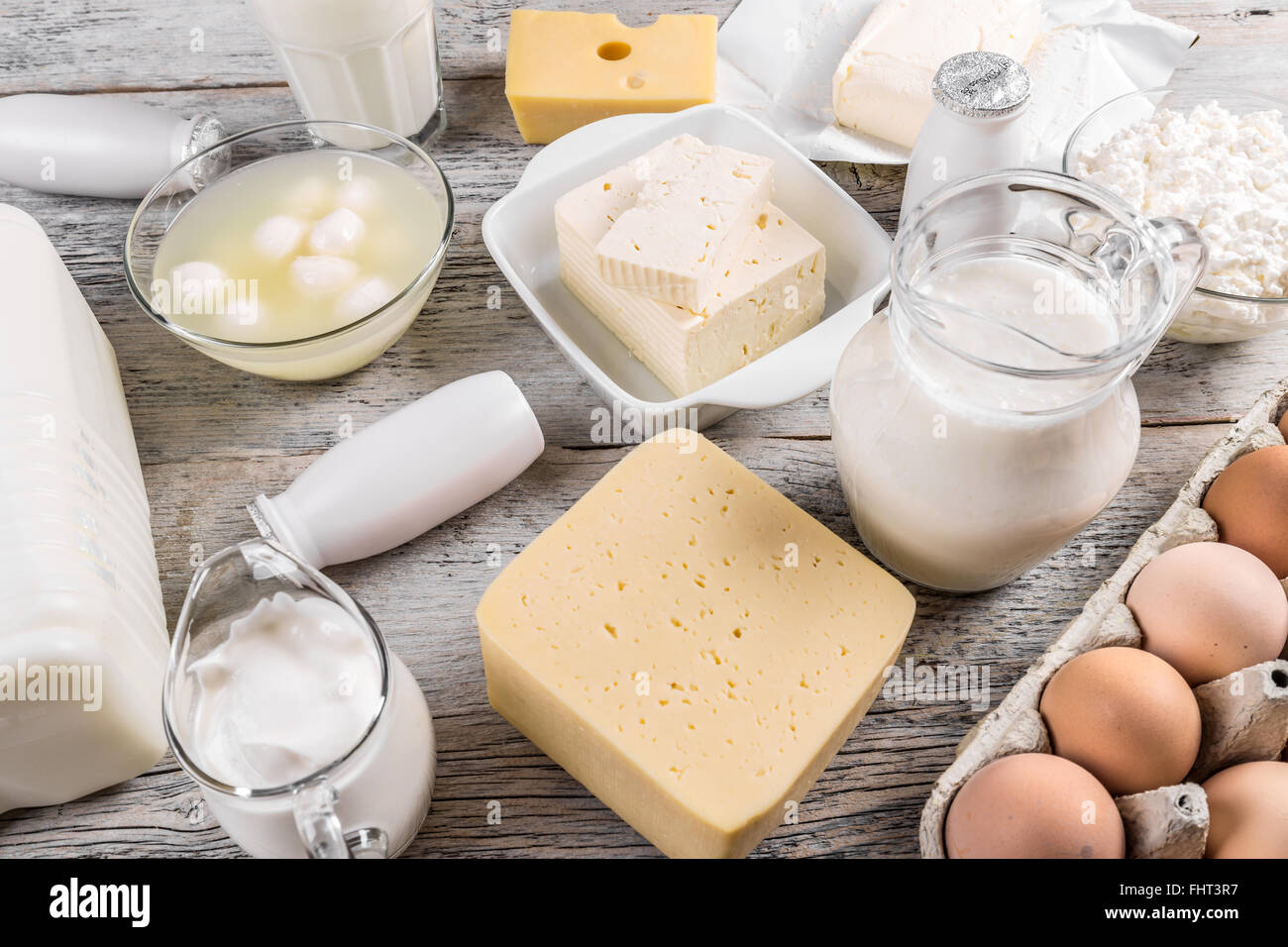 Vari tipi di prodotti lattiero-caseari su sfondo di legno Foto Stock