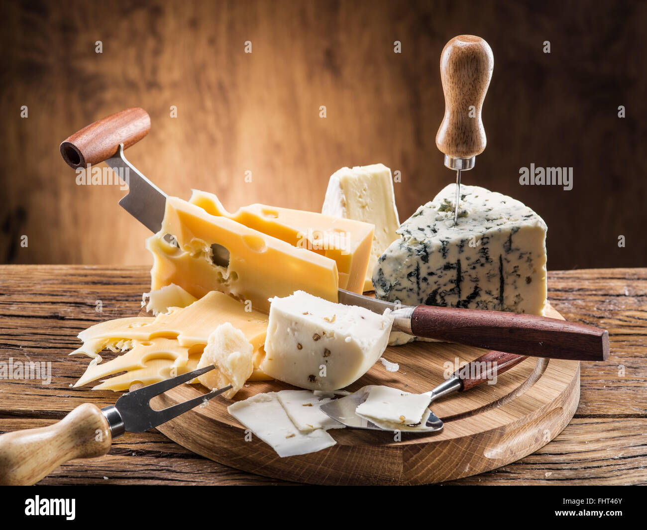 Varietà di formaggi su una tavola di legno. Foto Stock