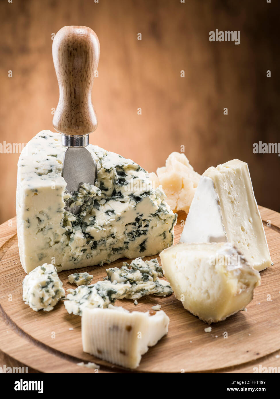 Danese formaggio blu su una tavola di legno. Foto Stock