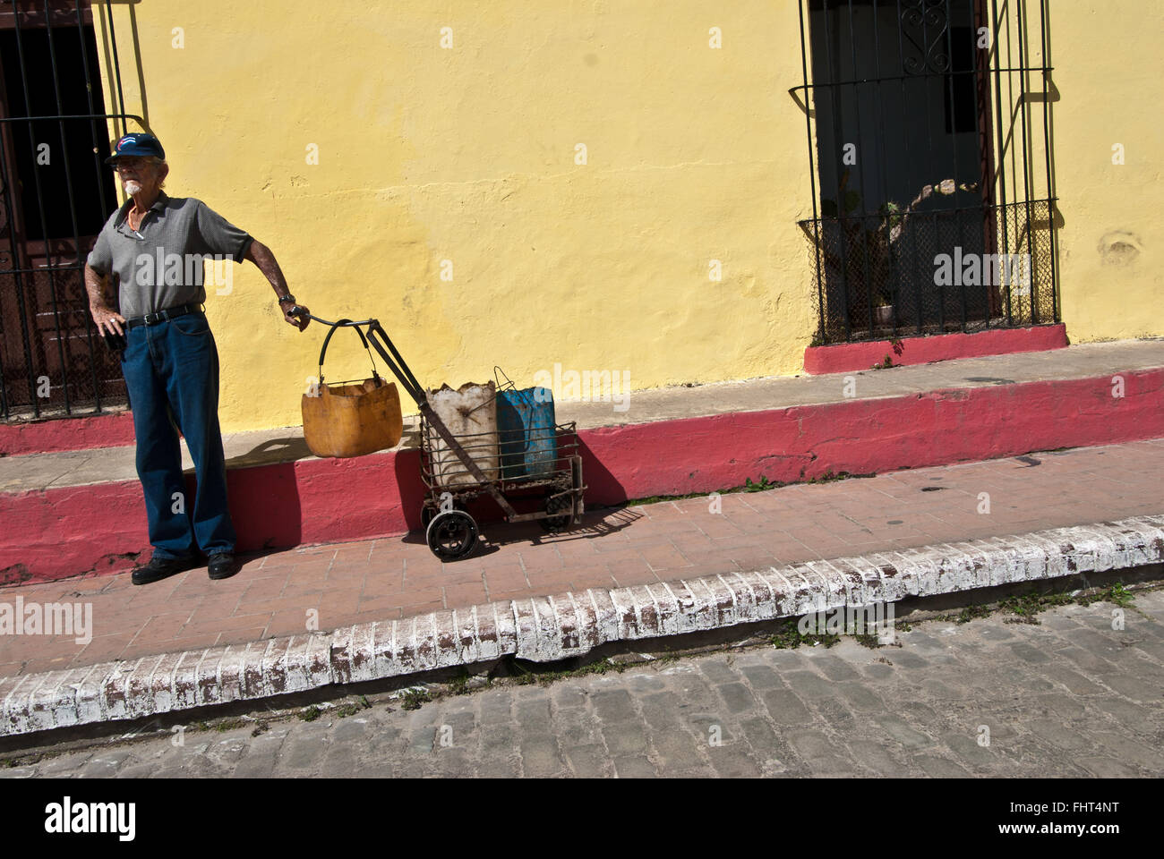 Uomo anziano con carrello selfmade in strada di città Camagüey, Cuba Foto Stock