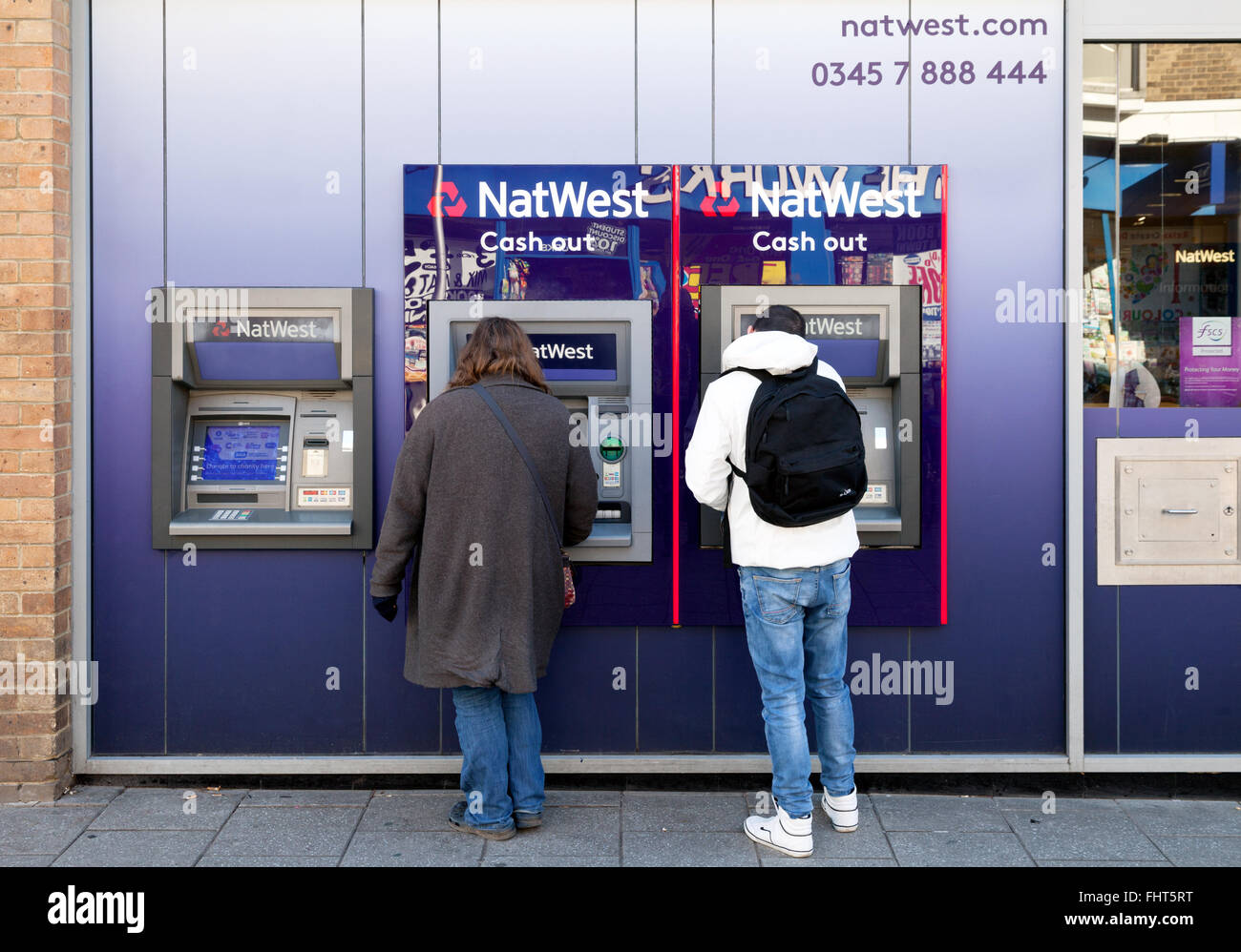 Le persone che usano l'ATM, Natwest Bank, Burleigh Street, Cambridge Regno Unito Foto Stock