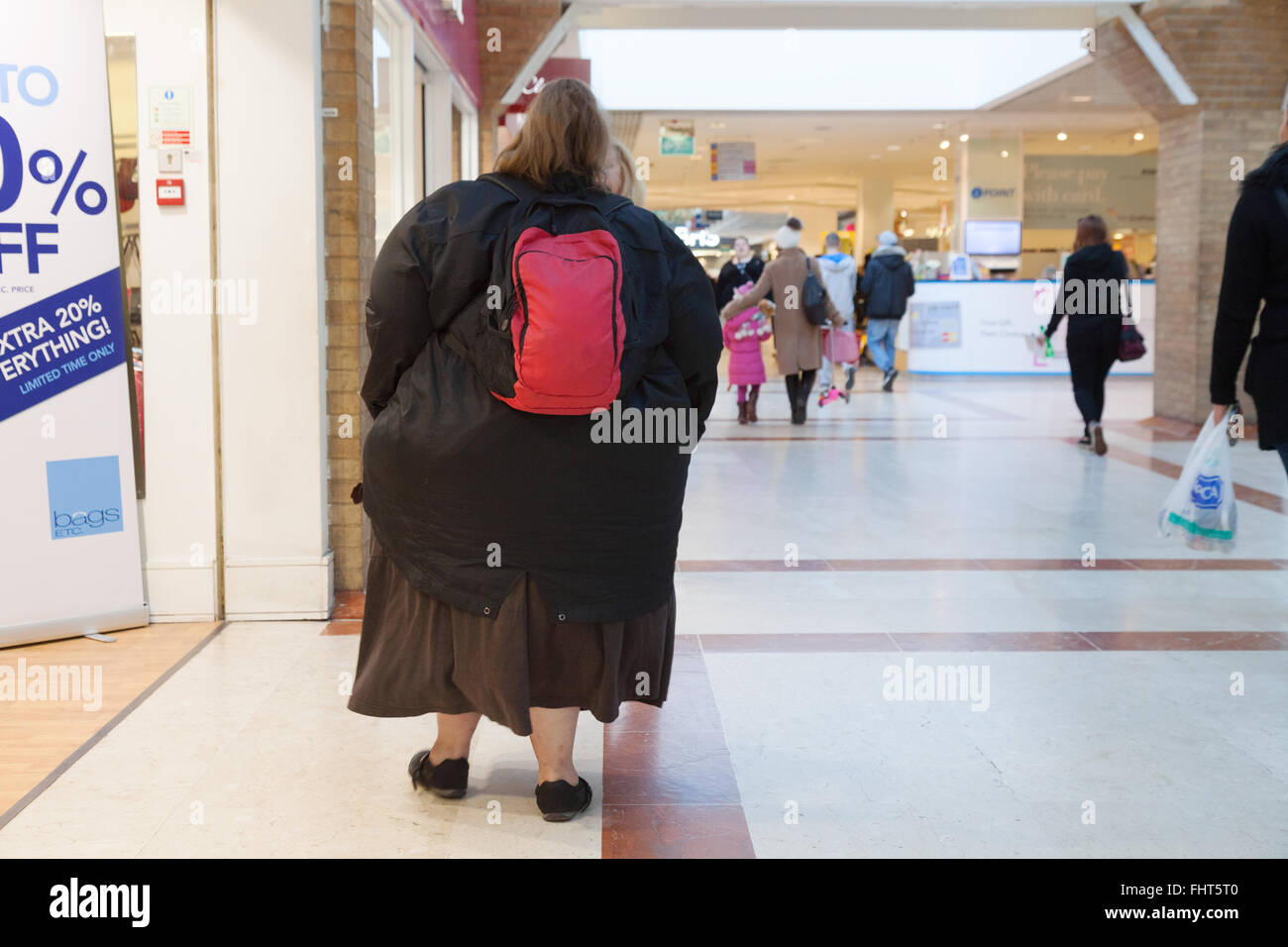 Donna obesa piedi dalla parte posteriore Foto Stock