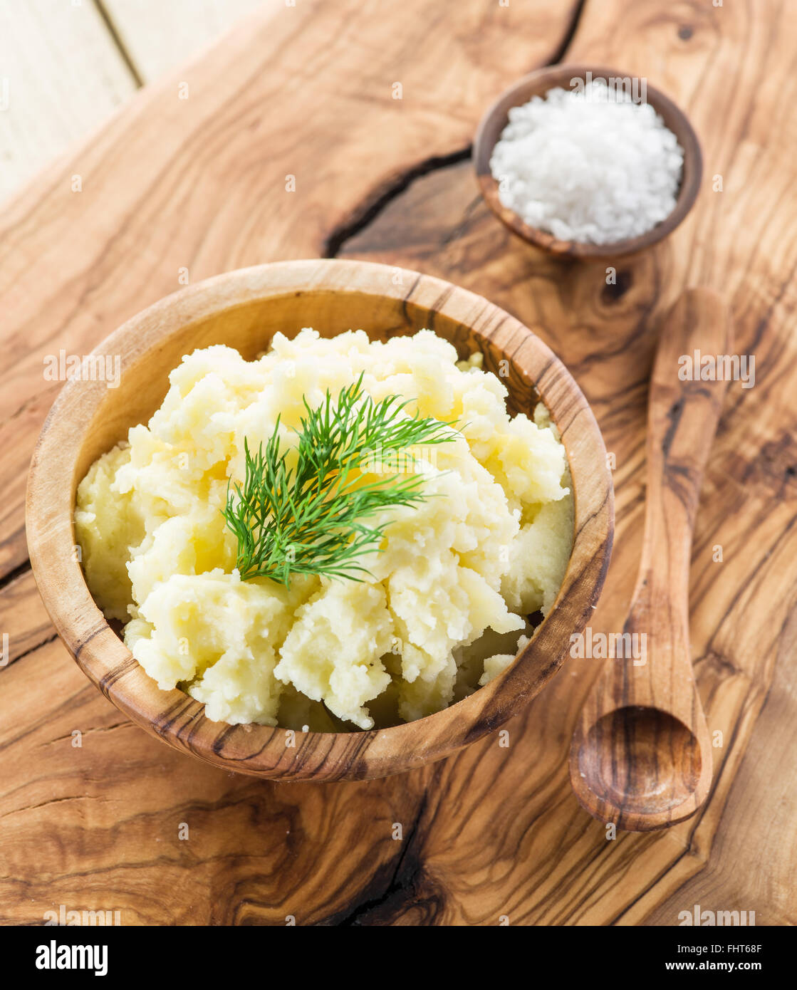 Purè di patate nella ciotola di legno sul vassoio di servizio Foto Stock