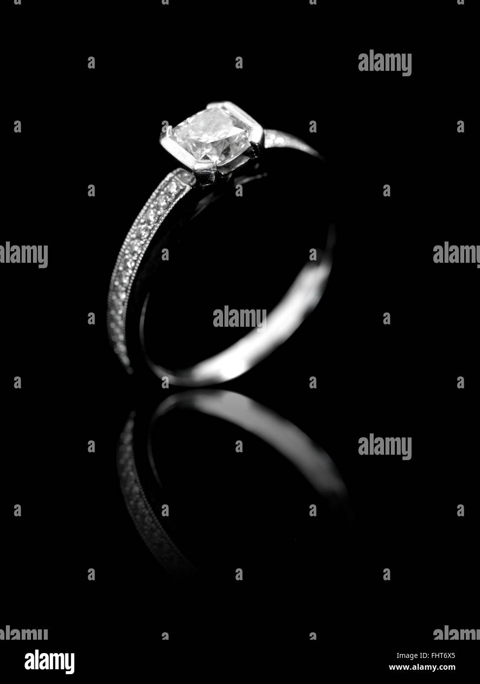 Un'immagine ravvicinata di un anello di fidanzamento Foto Stock
