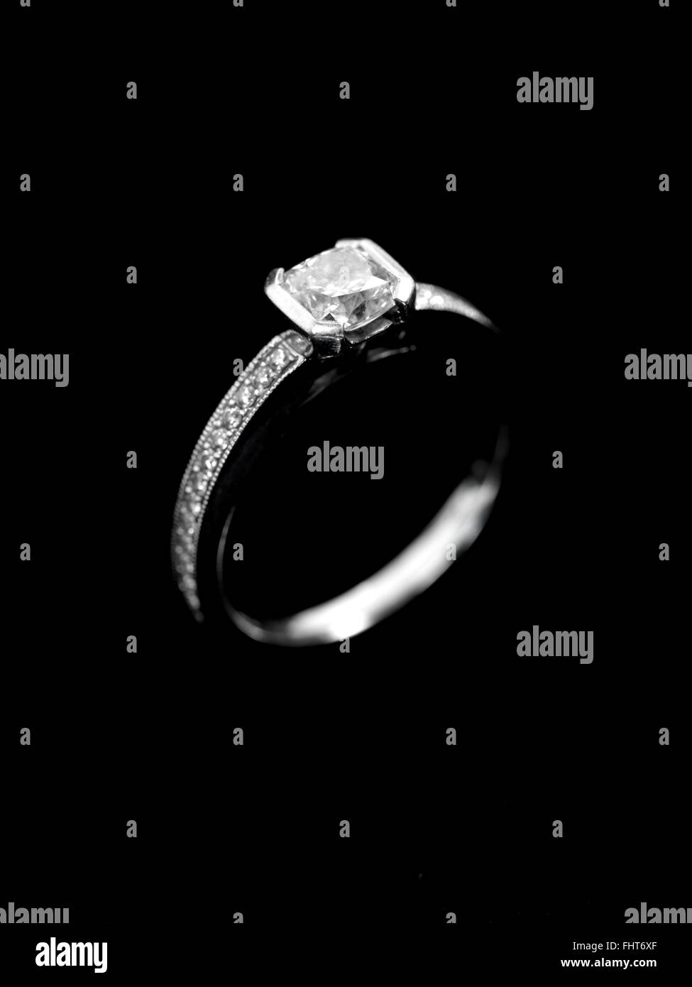 Un'immagine ravvicinata di un anello di fidanzamento Foto Stock